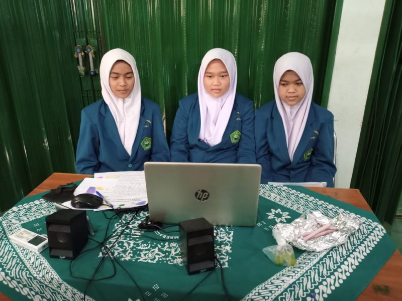 Tim Riset MTsN 2 Bantul Juara 3 dalam Lomba Karya Tulis Ilmiah yang diselenggarakan oleh Club Of Science And Social Purwokerto Van Smansa (COSSTOVA) SMA Negeri Purwokerto