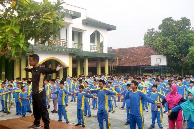 Guru Olahraga MTsN 2 Bantul memimpin senam dalam rangka Haornas 2022. (tim doc)
