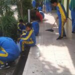 Warga MTsN 2 Bantul membersihkan lingkungan madrasah sebagai persiapan menyambut KSM Tingkat Provinsi DIY 2022. (tim doc)