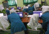 OSIS MTsN 2 Bantul bimbing siswa lain lakukan VOTE dalam E-pemilos. (Dok:Fia)