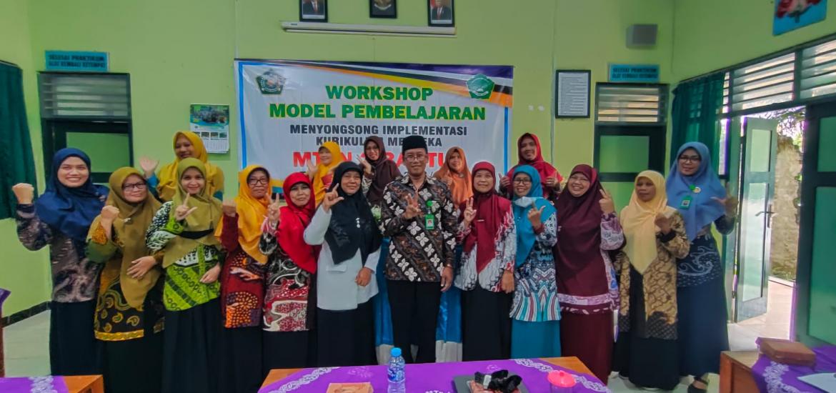 Asih Budiati menjadi Narasumber Workshop Model Pembelajaran di MTsN 2 Bantul. (tim doc)