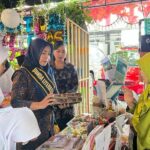 Bunda Literasi Kabupaten Bantul Kunjungi Stand Pameran Gelis Matsandaba, dalam FLB 2022. (dok:Arfh)
