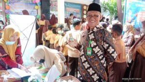 Kepala MTsN 2 Bantul Kunjungi Stand Pameran Bazar Literasi 'Gelis Matsandaba ' (Dok:En)