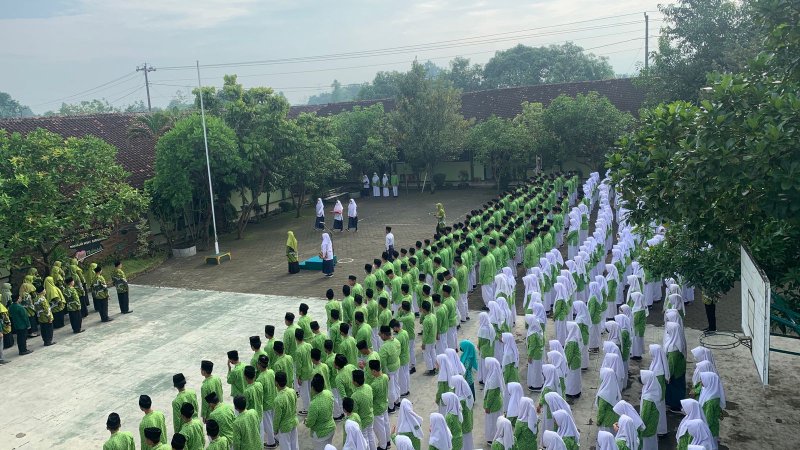 Seluruh siswa, guru dan karyawan MTsN 2 Bantul sedang mengikuti Upacara Hari Pahlawan. (dok: eni)