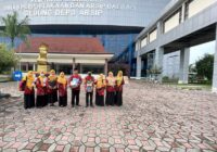 Tim Akreditasi perpustakaan MTsN 2 Bantul foto bersama di depan Gedung Depo Arsip. (dok.nfa)