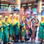 Delegasi peserta pakaian adat dari MTsN 2 Bantul berfoto bersama peserta upacara HAB Kemenag. (tim: doc)