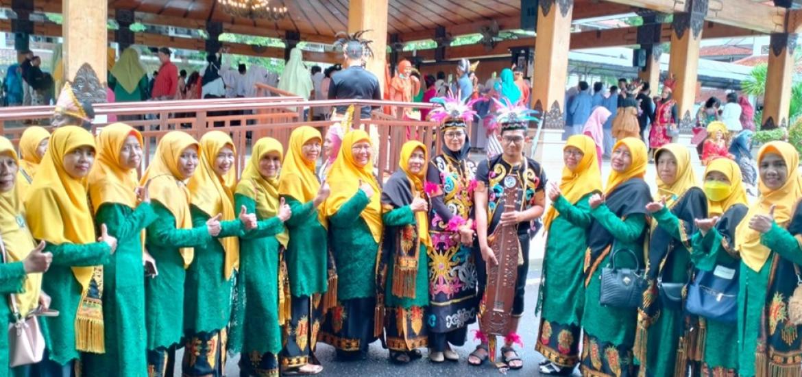 Delegasi peserta pakaian adat dari MTsN 2 Bantul berfoto bersama peserta upacara HAB Kemenag. (tim: doc)