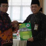 Musa Surahman, kepala MTsN 2 Bantul menandatangani Perjanjian Kinerja dan RKT Tahun 2023 disaksikan oleh Kepala Kantor Kementerian Agama Bantul. (doc: tim)