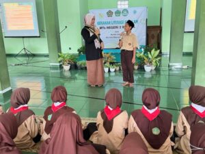 Bunda Literasi Kabupaten Bantul berdialog dengan siswa MTsN 2 Bantul. (dok:Nfa)