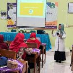 Darsiti selaku kepala SMP Negeri 3 Pleret menjadi narasumber workshop IKM. (doc:en)