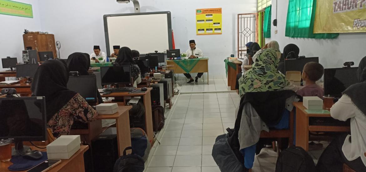 Guru Bahasa Jawa MTsN 2 Bantul pimpin kegiatan MGMP Bahasa Jawa. (dok:pa)