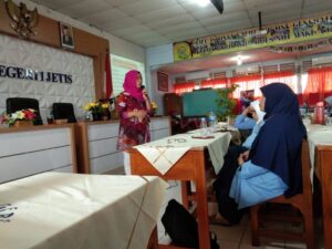 Guru MTsN 2 Bantul dalam workshop Peningkatan Kapasitas Guru Bahasa Inggris. (dok:agt)