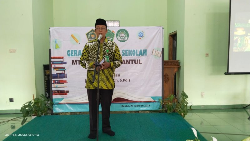 Sambutan Kepala MTsN 2 Bantul dalam Kegiatan Gerakan Literasi Sekolah. (dok:Eni)