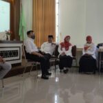 Kepala MTsN 2 Bantul duduk bersama peserta dan narasumber Diklat Moderasi Beragama. (dok: Mus)
