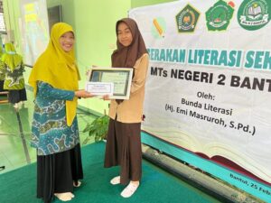 Etyk Nurhayati Berikan Penghargaan Kelas Terliteratif MTsN 2 Bantul.(dok:Eni)